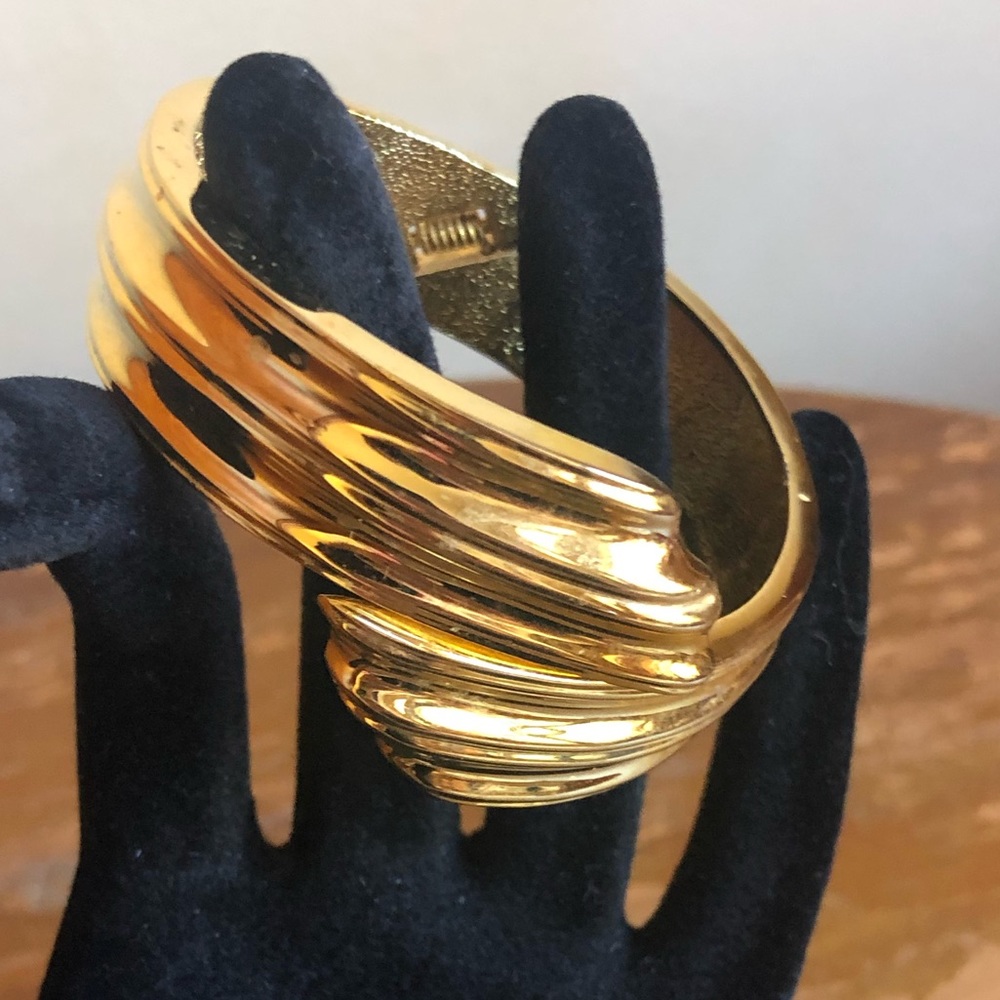 Vintage Goldtone Ribbed Bangle Bracelet